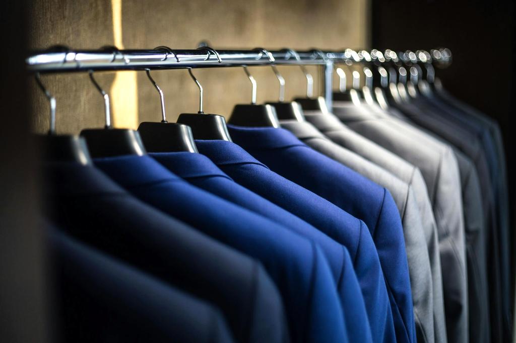 Profesjonalny krawiec konsultujący się z klientem