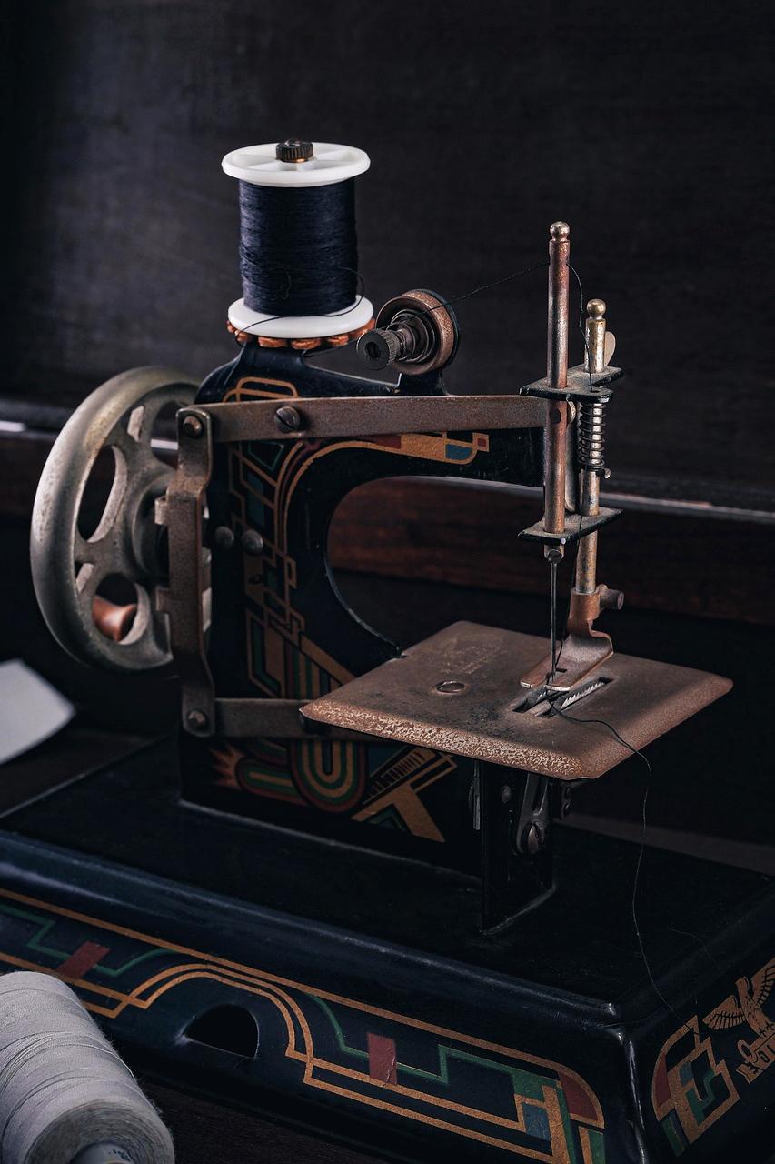 Męski garnitur z precyzyjnym wykończeniem