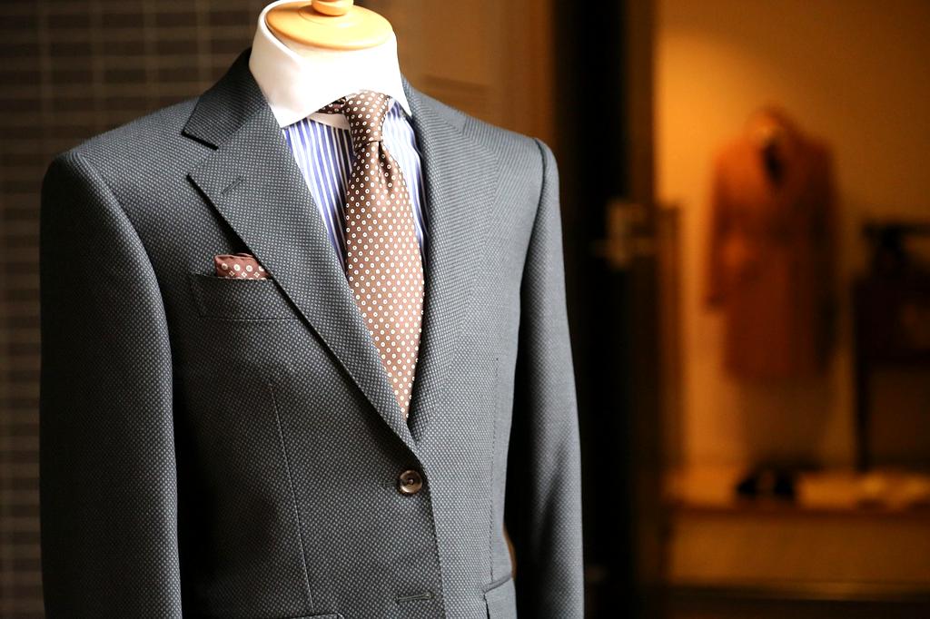 Profesjonalny krawiec podczas pracy nad luksusową odzieżą na miarę