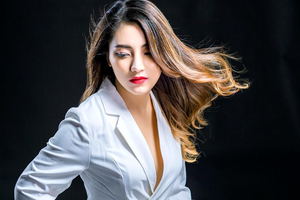 Krawiec dokonujący przeróbki spodni